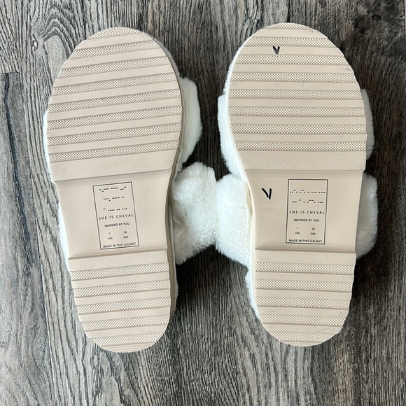 She is Cheval Shoes White Faux Mink Neverending Story Slippers Size 7 Bridal - Picture 10 of 11